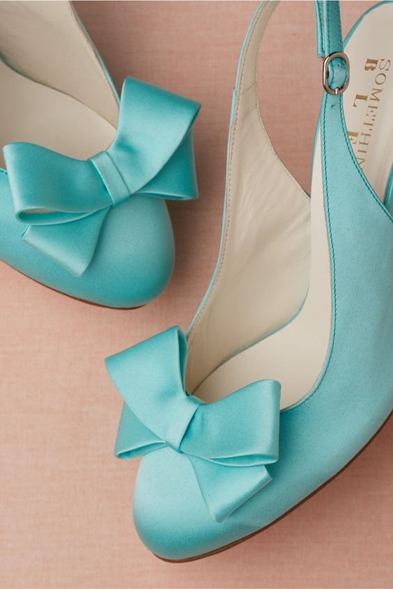 Para dar uma cor no visual, opte por sapatos coloridos (Foto: Reprodução)